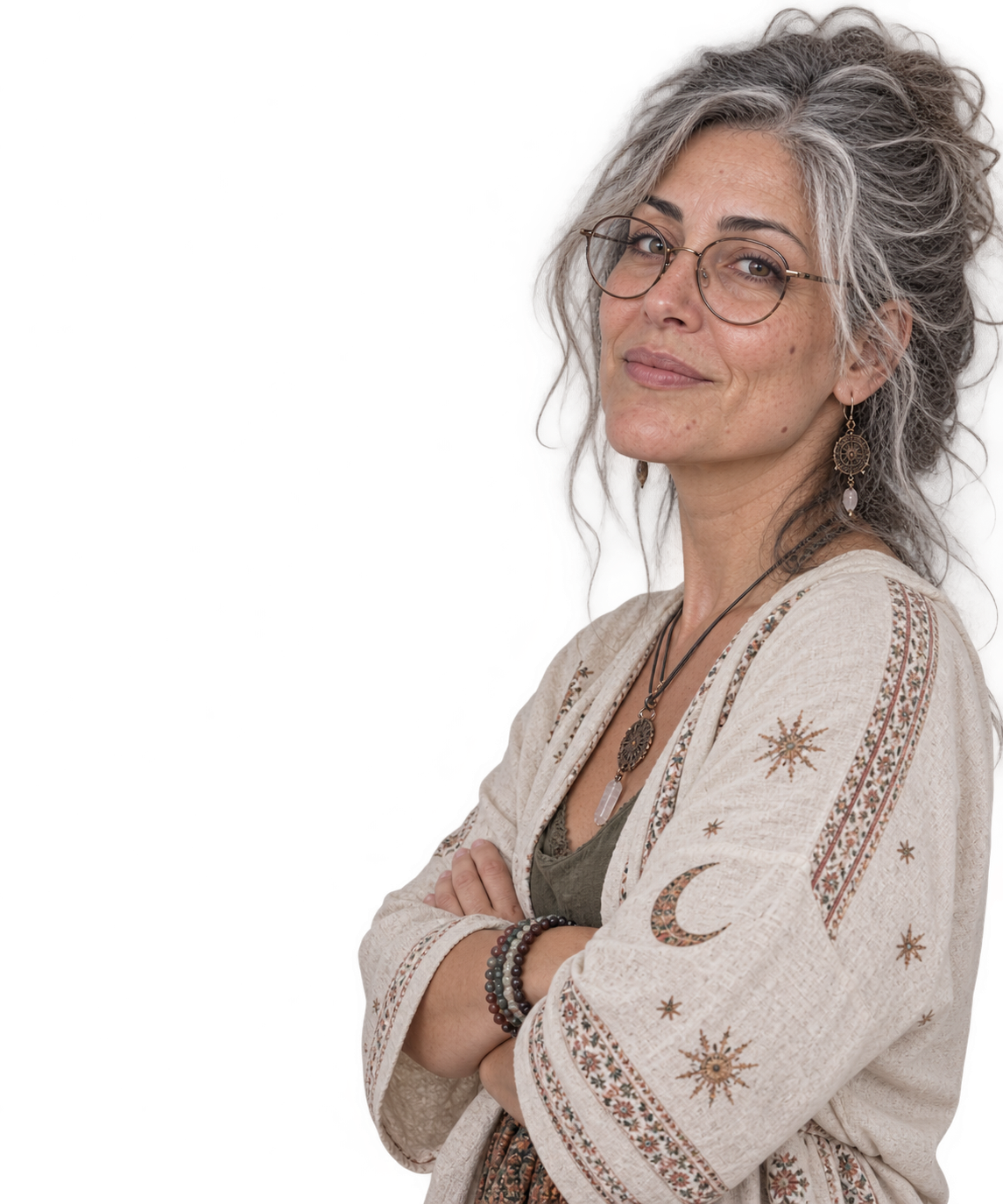 Lucía, personaje ilustrativo de Alma Cifra, con gafas y joyas artesanales